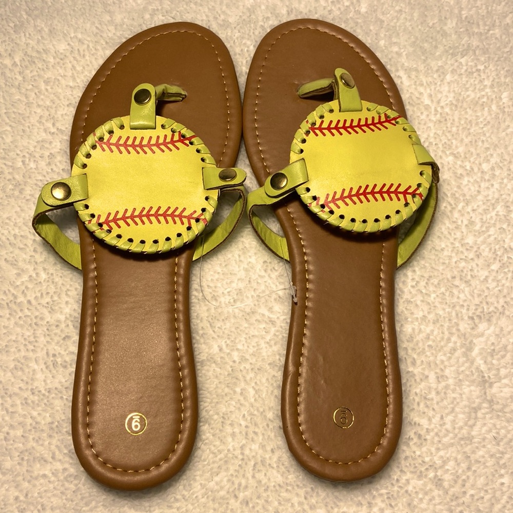 NWOT Softball Disc Flipflops sandals